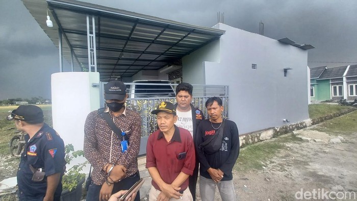 Tersangka teroris di Kabupaten Tangerang, Tobiin, ditangkap Densus 88 Antiteror Polri. Warga menceritakan rumah Tobiin diintai sebelum ditangkap Densus 88. (Khairul M/detikcom)