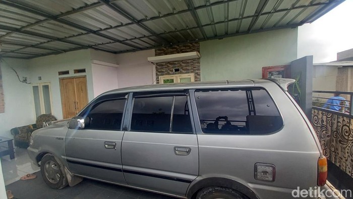 Tersangka teroris di Kabupaten Tangerang, Tobiin, ditangkap Densus 88 Antiteror Polri. Warga menceritakan rumah Tobiin diintai sebelum ditangkap Densus 88. (Khairul M/detikcom)