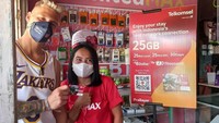 Setibanya di Mandalika, Lombok pada 15 Maret kemarin, Fabio Quartararo langsung beli kartu perdana. Selain Quartararo, beberapa rider lainnya juga melakukan hal yang sama (Instagram @moonstar.cell)