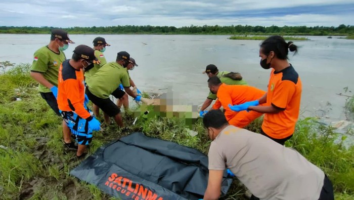 Tim SAR saat melakukan evakuasi mayat berjenis kelamin laki-laki tanpa indentitas di pinggir Sungai Progo.