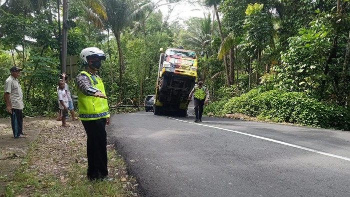 truk di pacitan jumping