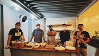 Terakhir ada momennya saat makan bersama teman-temannya. Terlihat ada banyak jenis makanan yang disajikan di atas meja. Foto: Instagram
