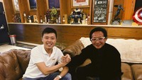 Maka tak heran jika ia sering nongkrong dan makan bersama dengan para tokoh terkenal. Salah satunya ada momennya saat makan bersama pemilik RA Pictures. Foto: Instagram