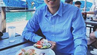 Di Instagram pribadinya, Vincent Raditya juga sering membagikan momen kulinernya. Salah satunya ada momen saat Vincent kulineran di restoran dengan pemandangan kapal laut. Foto: Instagram