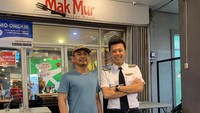 Ada juga momen Vincent kolaborasi dengan YouTuber Raditya Dika. Bahkan mereka menghabiskan waktu dengan makan di sebuah kedai makan. Foto: Instagram
