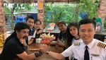 Pose Vincent Raditya saat Nongkrong dan Makan Bareng Artis Tanah Air