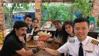 Selain itu, ada juga momen makan bersama dengan Limbad. Bahkan dalam kontennya bersama Limbas, ia berhasil membuat Limbad tak sengaja mengucapkan satu kata. Foto: Instagram