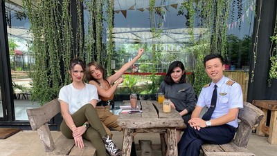 Pose Vincent Raditya saat Nongkrong dan Makan Bareng Artis Tanah Air