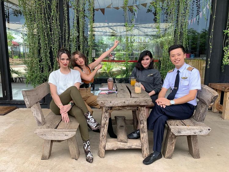 Pose Vincent Raditya saat Nongkrong dan Makan Bareng Artis Tanah Air