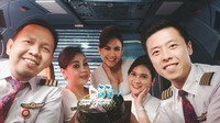 Merayakan ulang tahun, Vincent Raditya mendapat kejutan kue ulang tahun dari teman-teman pilot dn pramugari di dalam pesawat. Foto: Instagram