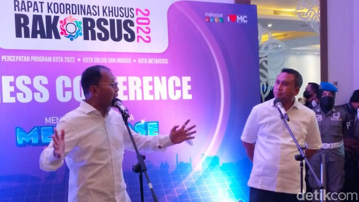 Wali Kota Makassar bersama Direktur Eksekutif Lembaga Survei Celebes Research Center (CRC).
