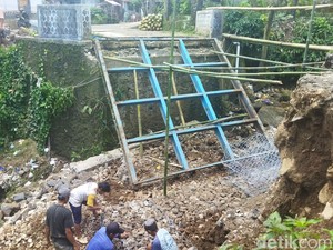 Pemda Lamban, Warga Pandeglang Perbaiki Sendiri Jembatan Putus Akibat Banjir