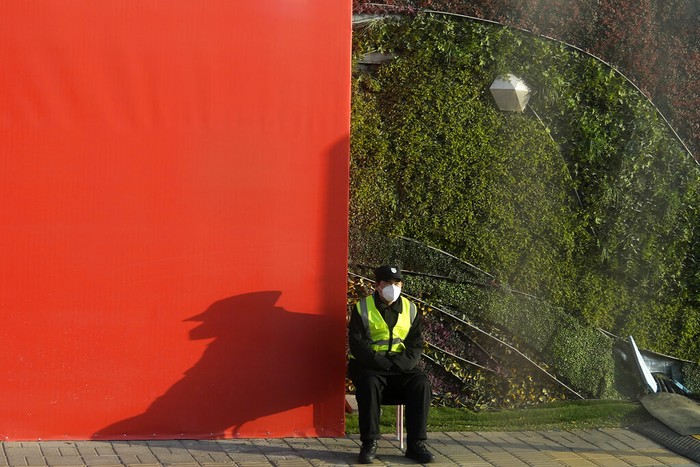 Warna Hidup A guard, wearing a face mask, sits on a chair outside the Main Media Center during Beijing 2022 Winter Paralympics Sunday, March 6, 2022, in Beijing, China. (AP Photo/Shuji Kajiyama)