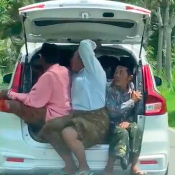 3 pria terlihat duduk di bagasi Suzuki Ertiga dengan pintu terbuka