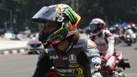 Parade ini menarik perhatian masyarakat sekitar. Tak sedikit warga yang berdatangan ke kawasan Bundaran HI untuk menyaksikan parade MotoGP ini.