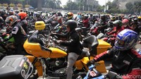 Bukan hanya oleh pebalap MotoGP, parade itu juga dimeriahkan oleh ratusan anggota komunitas motor.