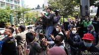 Tampak sejumlah warga antusias menyaksikan parade MotoGP yang dimeriahkan oleh sejumlah pebalap dunia.