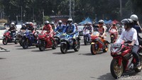 Para pebalap beriringan dalam parade MotoGP di Jakarta.