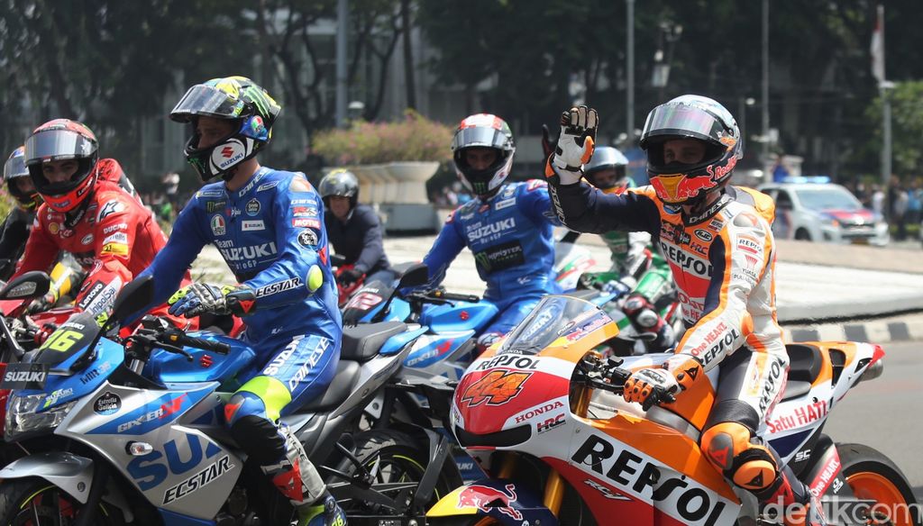 Sejumlah pebalap meriahkan Parade MotoGP yang digelar di kawasan Bundaran HI, Jakarta. Parade itu digelar menjelang pelaksanaan MotoGP Mandalika pekan ini.