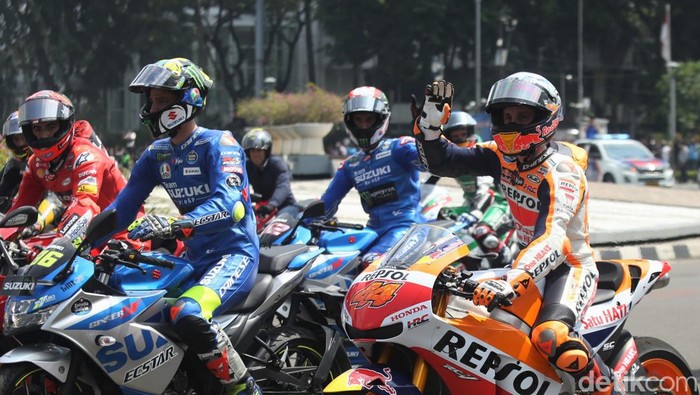 Sejumlah pebalap meriahkan Parade MotoGP yang digelar di kawasan Bundaran HI, Jakarta. Parade itu digelar menjelang pelaksanaan MotoGP Mandalika pekan ini.