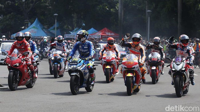 Sejumlah pebalap meriahkan Parade MotoGP yang digelar di kawasan Bundaran HI, Jakarta. Parade itu digelar menjelang pelaksanaan MotoGP Mandalika pekan ini.