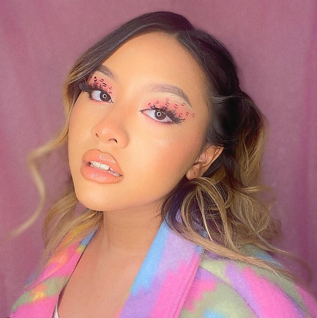 Jarang tersorot kamera, begini penampilan Naja Dewi Maulana, putri semata wayang dari Armand Maulana dan Dewi Gita. Saat ini Naja diketahui sedang melanjutkan pendidikannya di Inggris. Penampilannya pun kini terlihat semakin stylish dan mempesona. Foto: Instagram