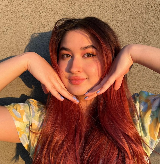 Nama Stephanie Poetri pastinya sudah tidak asing lagi didengar di telinga, khususnya bagi para penikmat musik. Mengikuti jejak sang bunda, Titi DJ, Stephanie juga berkarier sebagai seorang penyanyi. Stephanie sendiri merupakan hasil pernikahan Titi DJ dengan mantan suaminya, Andrew Hollis Dougharty. Foto: Instagram