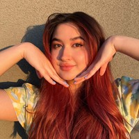 Nama Stephanie Poetri pastinya sudah tidak asing lagi didengar di telinga, khususnya bagi para penikmat musik. Mengikuti jejak sang bunda, Titi DJ, Stephanie juga berkarier sebagai seorang penyanyi. Stephanie sendiri merupakan hasil pernikahan Titi DJ dengan mantan suaminya, Andrew Hollis Dougharty. Foto: Instagram