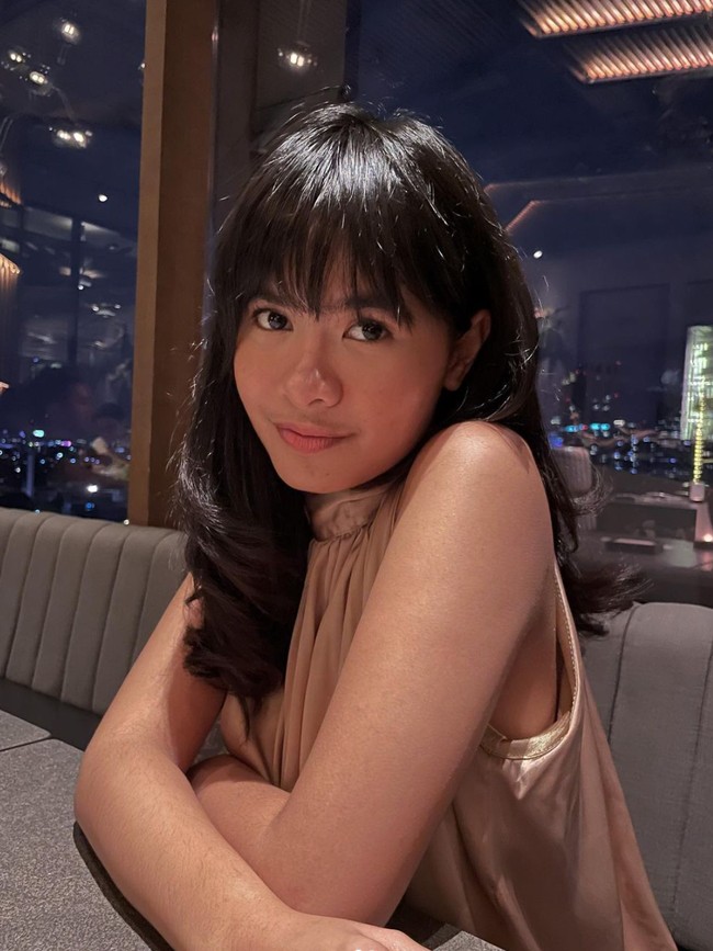 Putri pedangdut Iis Dahlia, Salshadilla Juwita juga memiliiki paras yang tak kalah cantik. Beranjak dewasa, penampilan Salshadilla pun semakin mencuri atensi. Tak sedikit yang menyebut jika paras Salshadilla sangat mirip dengan sang ibu. Foto: Instagram