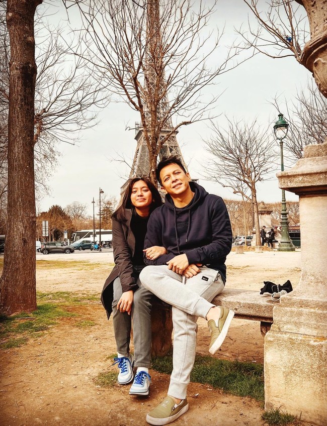 Putri semata wayang Ariel Noah dengan mantan istrinya, Sarah Amalia kini juga sudah beranjak dewasa. Penampilan Alleia Anata pun sempat mencuri perhatian saat terlihat ikut pergi ke Paris bersama sang ayah dan para artis serta influencer untuk melihat fashion show di sana. Foto: Instagram