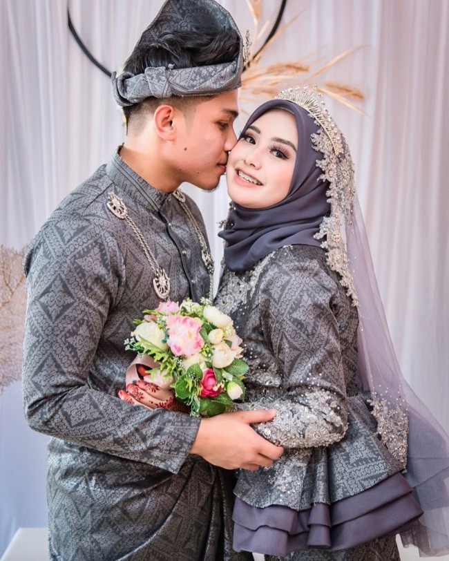 Berdasarkan budaya keluarganya di Kelantan, ia harus beristirahat selama 100 hari setelah melahirkan. Karena itu, Yuni meminta sang suami untuk menemaninya selama tiga bulan di kampung halaman orang tuanya. Ia sendiri diprediksi akan melahirkan bulan ini.Foto: Instagram @ayunieso