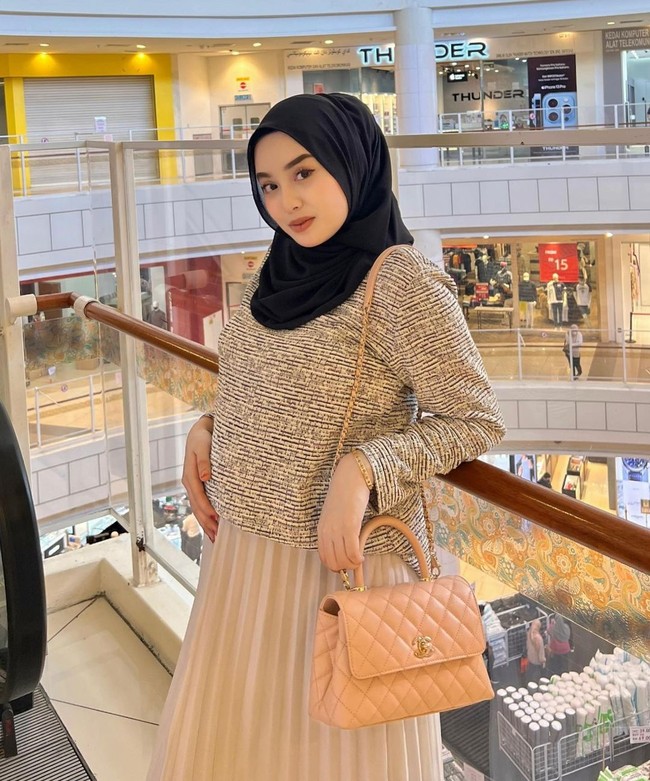 Ayuni mengatakan suaminya akan bertugas untuk membersihkan popok dan menemani anak mereka ketika terbangun di malam hari. Selain berterima kasih untuk pengorbananya, aku menghadiahkannya Lamborghini ini karena aku ingin dia ada di sisiku selama persalinan. Foto: Instagram @ayunieso