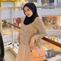 Ayuni mengatakan suaminya akan bertugas untuk membersihkan popok dan menemani anak mereka ketika terbangun di malam hari. Selain berterima kasih untuk pengorbananya, aku menghadiahkannya Lamborghini ini karena aku ingin dia ada di sisiku selama persalinan. Foto: Instagram @ayunieso