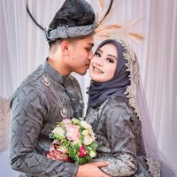 Berdasarkan budaya keluarganya di Kelantan, ia harus beristirahat selama 100 hari setelah melahirkan. Karena itu, Yuni meminta sang suami untuk menemaninya selama tiga bulan di kampung halaman orang tuanya. Ia sendiri diprediksi akan melahirkan bulan ini.Foto: Instagram @ayunieso