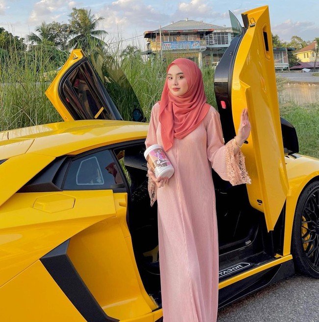 Ingin memberi kejutan, Ayuni meminta suaminya, Weldan Zulkefli untuk menutup mata. Setelah menyadari mobil seharga Rp 6,8 miliaran itu diberikan untuknya, Weldan langsung memeluk istrinya dan terlihat sangat terharu.Foto: Instagram @ayunieso