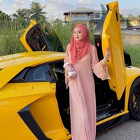 Ingin memberi kejutan, Ayuni meminta suaminya, Weldan Zulkefli untuk menutup mata. Setelah menyadari mobil seharga Rp 6,8 miliaran itu diberikan untuknya, Weldan langsung memeluk istrinya dan terlihat sangat terharu.Foto: Instagram @ayunieso