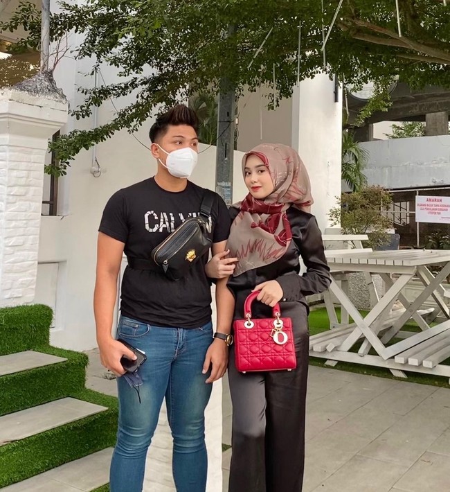 Di Instagram, Ayuni yang menikah muda itu sering mengunggah kemesraannya dengan suami. Mereka pun terlihat kompak ketika sama-sama pakai barang branded.Foto: Instagram @ayunieso