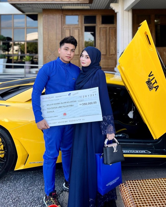 Sebelumnya pemilik brand Vita Milk yang menjual minuman kecantikan tersebut pernah viral karena mengaku membeli tas Louis Vuitton untuk calon anaknya seharga Rp 170 juta. Ia juga mengatakan mengidam mobil Lamborghini Aventador SV yang kemudian dipenuhi oleh sang suami. Ia sendiri mengaku rezekinya dan suami tidak berhenti mengalir sejak mereka menikah. Foto: Instagram @ayunieso