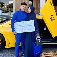 Sebelumnya pemilik brand Vita Milk yang menjual minuman kecantikan tersebut pernah viral karena mengaku membeli tas Louis Vuitton untuk calon anaknya seharga Rp 170 juta. Ia juga mengatakan mengidam mobil Lamborghini Aventador SV yang kemudian dipenuhi oleh sang suami. Ia sendiri mengaku rezekinya dan suami tidak berhenti mengalir sejak mereka menikah. Foto: Instagram @ayunieso