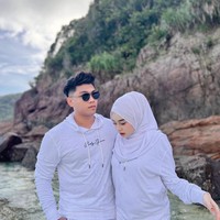 Aku berharap suamiku bukan hanya menemaniku tapi dia harus menjaga anaknya siang dan malam karena ada kemungkinan aku akan melahirkan secara caesar. Ibu-ibu di luar sana pasti tahu betapa sakitnya caesar jadi aku ingin perhatian yang lebih dari suamiku, katanya dilansir mStar.Foto: Instagram @ayunieso