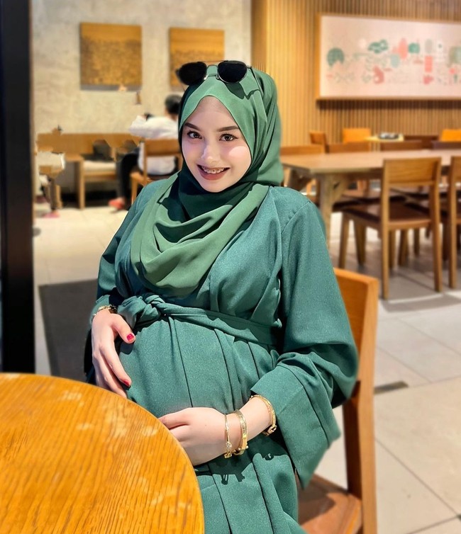 Dalam video, Ayuni menyebutkan jika Lamborghini Huracon Evo itu dibelikan karena sang suami sudah menjaganya dengan baik selama hamil dan sebagai kenang-kenangan mereka. Mobil itu bisa dibilang adalah hadiah di awal sebelum nantinya bersusah payah menjaga anak bayi. Foto: Instagram @ayunieso