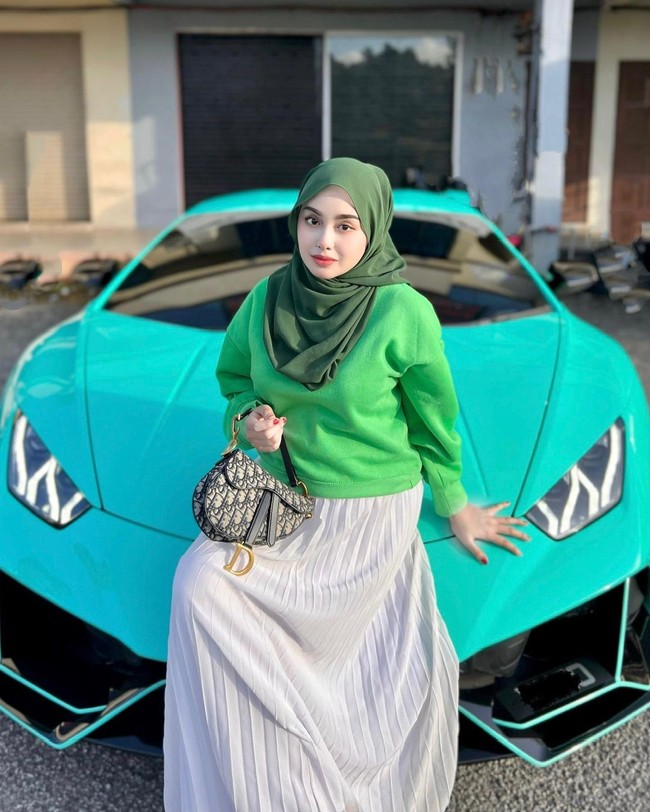 “Uang tidak bisa membeli pendidikan,” tulis netizen. “Apakah memang sangat buruk masih belajar di usia 19,” tulis netizen lain. “Jgn smpai allah tarik nikmat dan rezeki kak,” tulis netizen mengingatkan Anes agar tidak sombong. Foto: Instagram @ayunieso