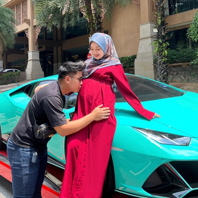 Seorang wanita bernama Anes Ayuni Osman dari Kelantan, Malaysia bikin heboh karena postingannya di TikTok baru-baru ini. Dalam videonya yang viral, Ayuni mengejutkan sang suami dengan membelikan sebuah mobil Lamborghini. Ia memberikannya sebagai hadiah sebelum mereka memiliki anak.Foto: Instagram @ayunieso