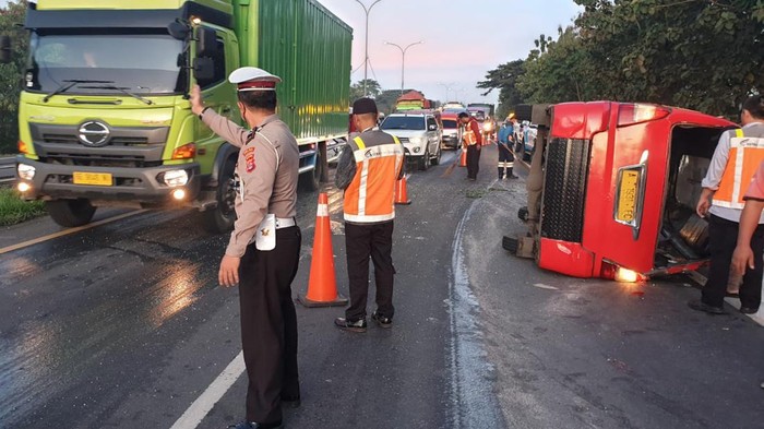 Angkot berpenumpang 13 orang terguling di Tol Merak