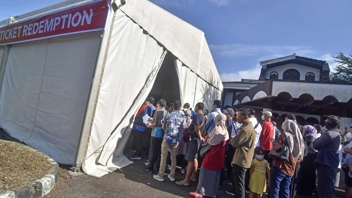 Penukaran tiket MotoGP dibuka lebih awal pada 16-17 Maret 2022. Warga pun ramai-ramai datangi lokasi di eks Bandara Selaparang kota Mataram untuk tukar tiket.
