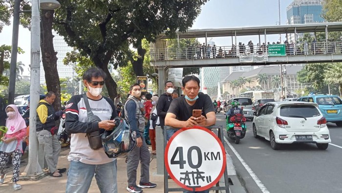 Antusias Warga Jelang Parade Pebalap MotoGP di Kawasan Patung Kuda