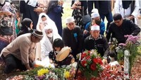 Istri Ustaz Solmed itu tak menyangka sang ayah berpulang tanpa ada tanda-tanda dan sakit. Foto: Hanif/detikHOT