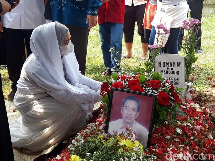 Aapril Jasmine di pemakaman sang ayah.