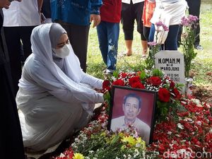 Sendu April Jasmine Pandangi Makam Ayahanda
