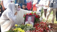 April Jasmine bersama seluruh kerabat terlihat menangis setelah Oman Mardjuki dimakamkan. Foto: Hanif/detikHOT